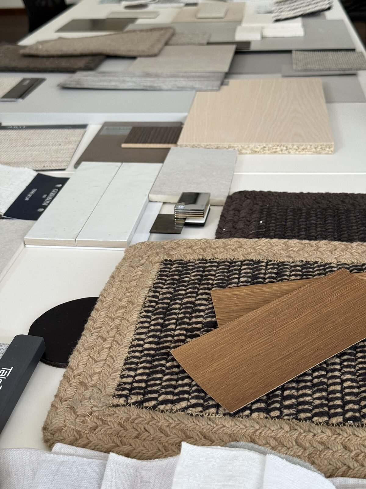 Innenarchitektur im Maison Talmühle: Materialstudien aus dem Studio von Mezza–Maiso