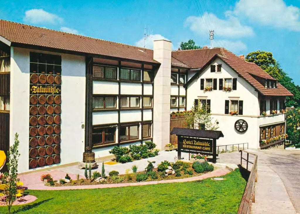 Historische Aufnahme des Hotel Talmühle mit Restaurant-Café im Schwarzwald, Fachwerkhaus mit Garten und blühenden Pflanzen