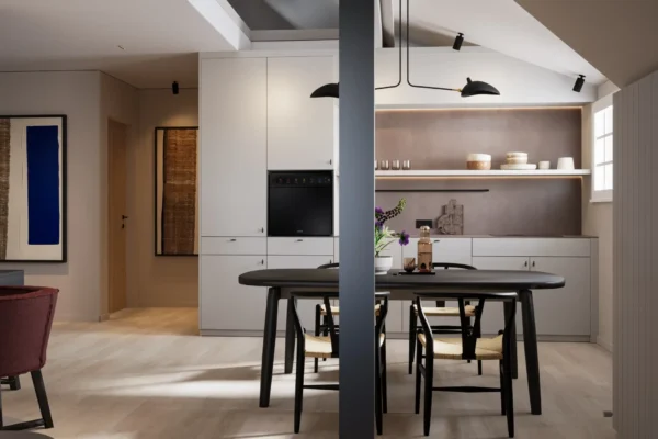 Moderne Boutique Resort Suite mit offener Küche, Esstisch, Stühlen und stilvoller Beleuchtung im Schwarzwald Maison Talmühle