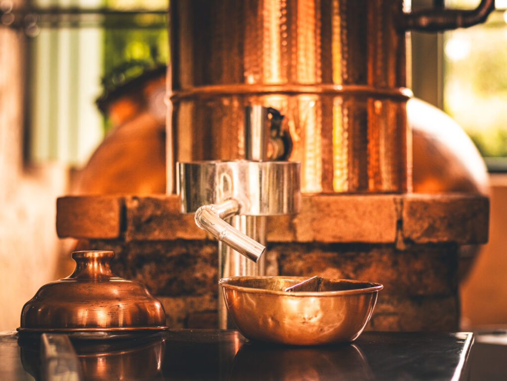 Kupferbrennblase und Schale in der Brennerei der Maison Talmühle im Schwarzwald Boutique Resort