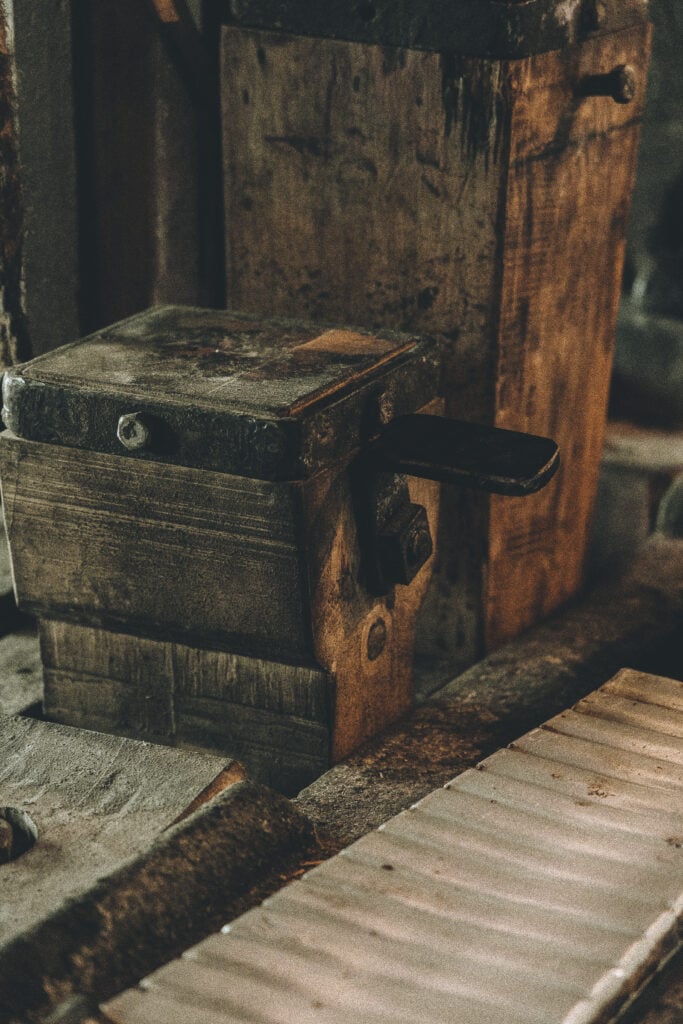 Nahaufnahme eines alten Holz- und Metallmechanismus in einer Werkstatt im Schwarzwald-Boutique-Resort Maison Talmühle.
